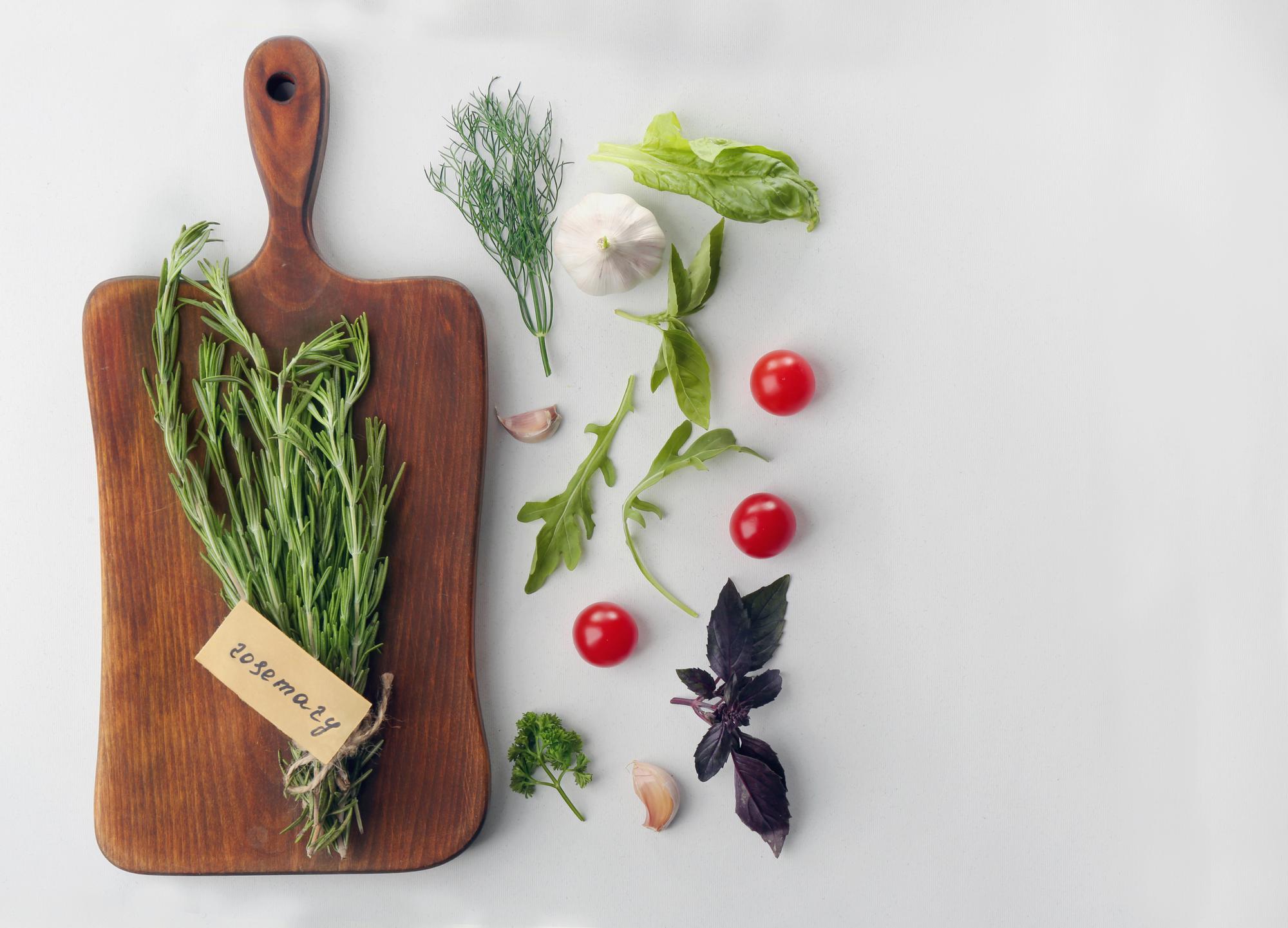 Tagliere con ingredienti freschi